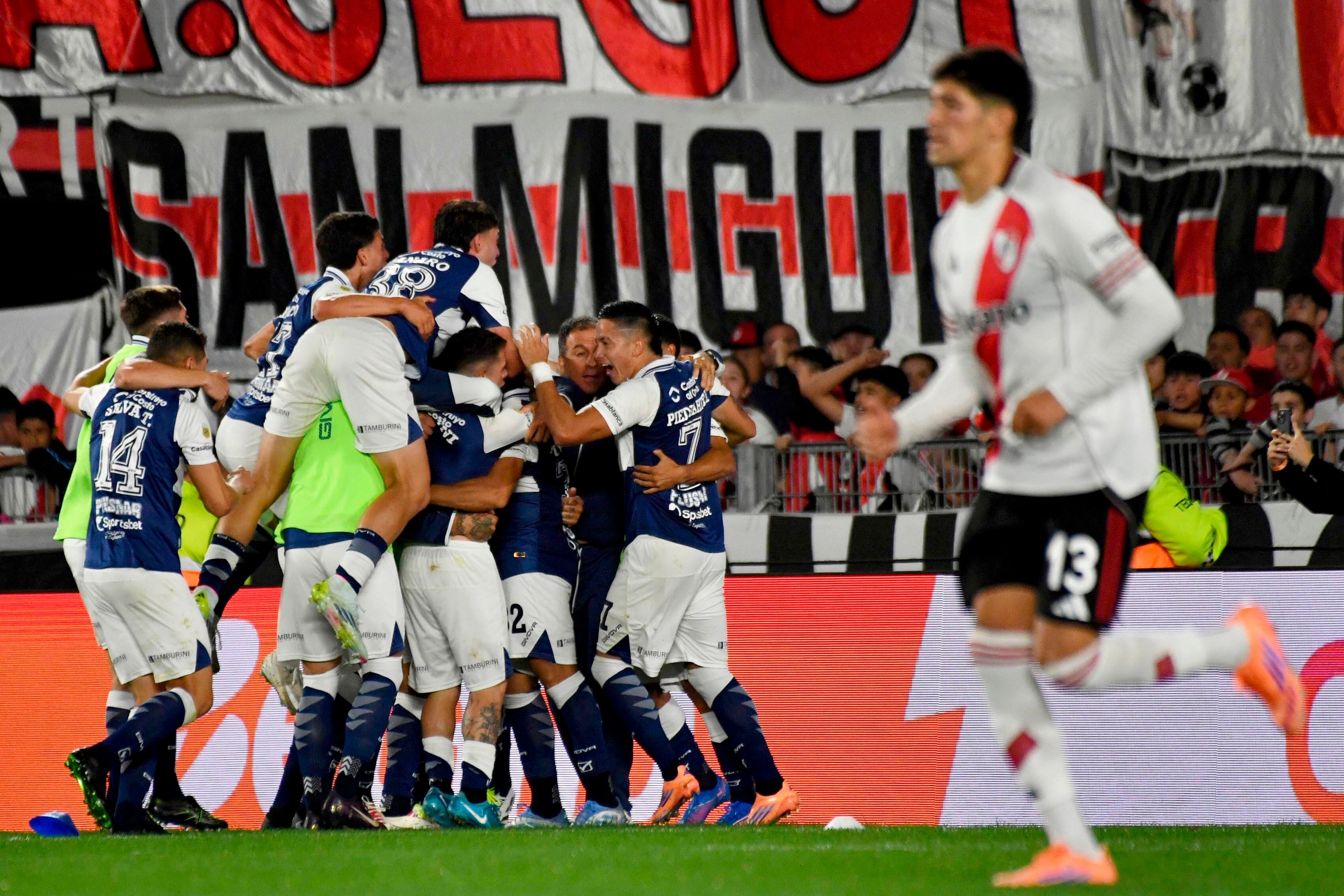 Gimnasia festejó un triunfo impensado en el Monumental.