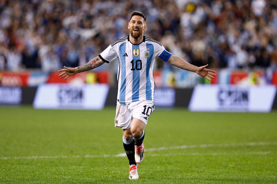 Argentina le gana a Australia con gol de Messi. 