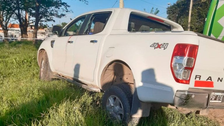 La camioneta después del tiroteo. 