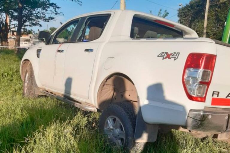 La camioneta después del tiroteo.