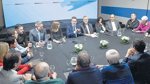 Sergio Massa, José Luis Gioja y los dirigentes del peronismo.