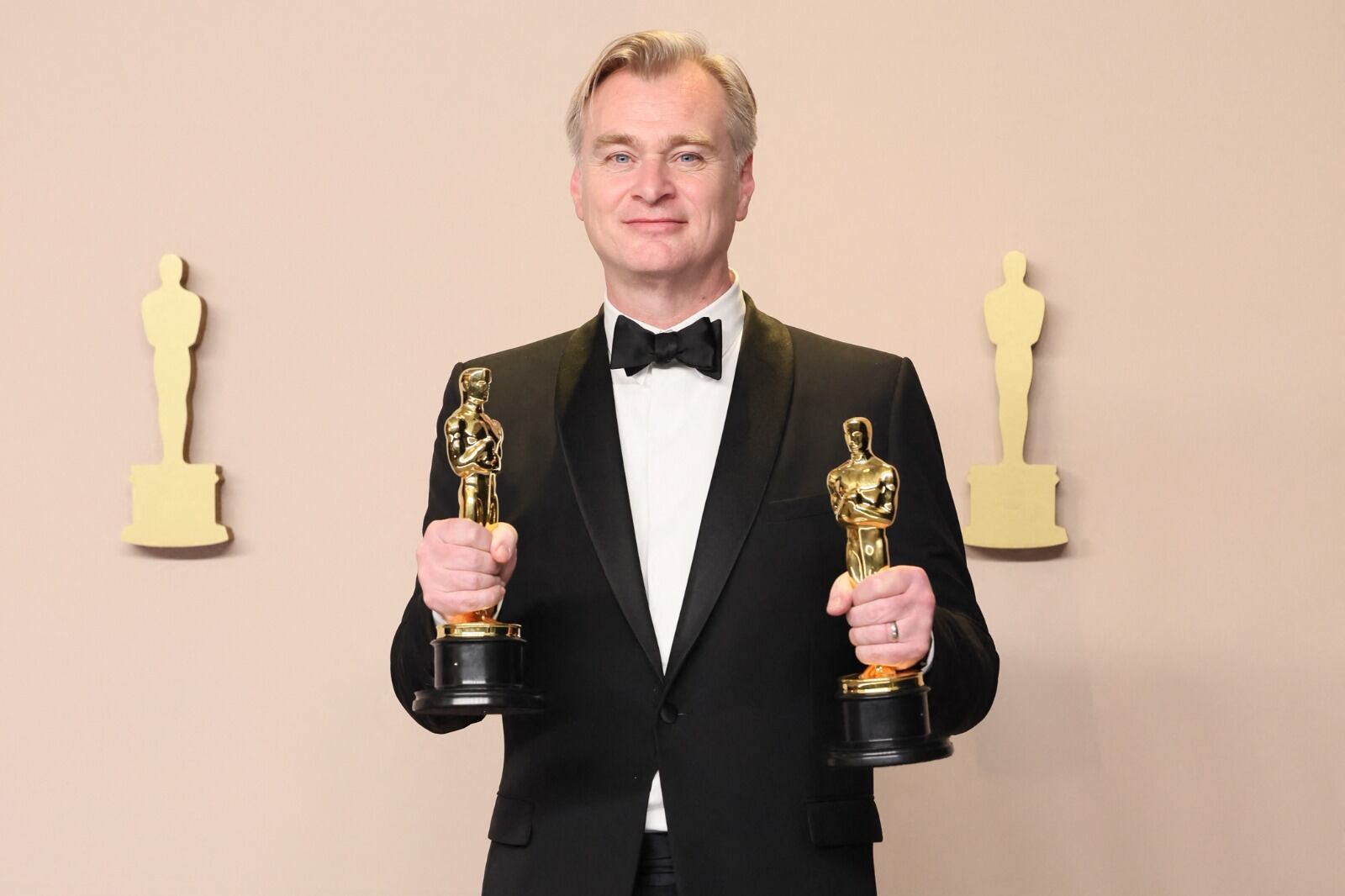 Nolan con sus dos estatuillas, a la mejor dirección y a la mejor película.