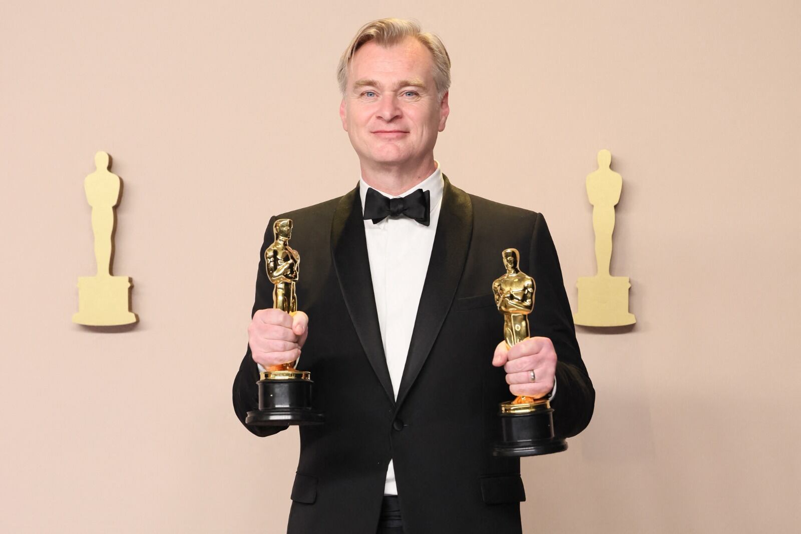 Nolan con sus dos estatuillas, a la mejor dirección y a la mejor película.