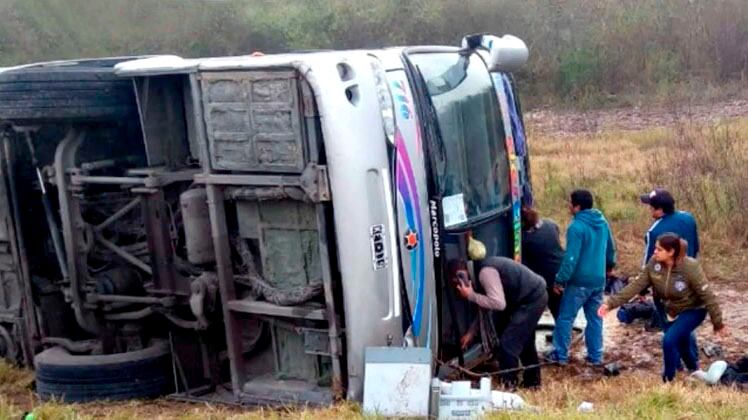 El micro volcó en la ruta 157, a la altura de la localidad de La Madrid, en Tucumán