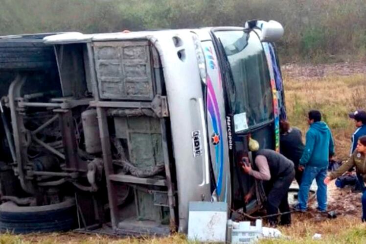 El micro volcó en la ruta 157, a la altura de la localidad de La Madrid, en Tucumán