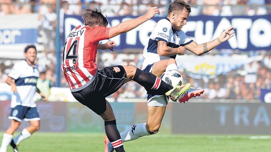 Sánchez levanta la patita frente a Colazo.