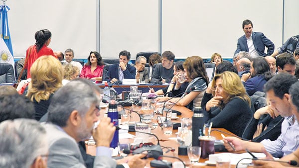 La oposición había logrado el miércoles emitir dictamen contra el tarifazo durante el plenario de comisiones.
