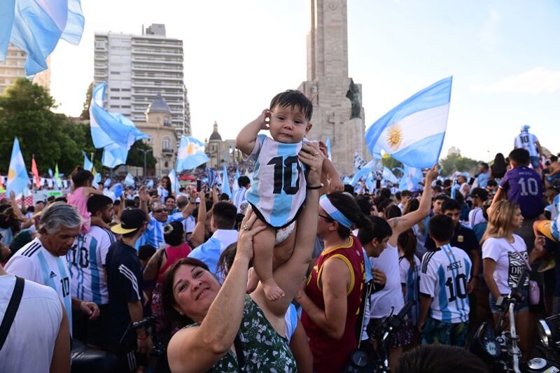 El festejo por otro triunfo de la Selección en el Monumento a la Bandera de Rosario.