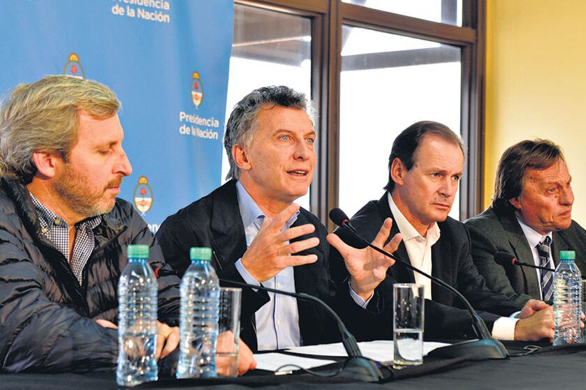“El poder tiene que ser utilizado para cuidar a los argentinos”, aseguró Macri en conferencia.