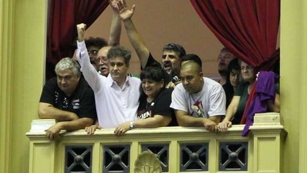 Federico Tonarelli, del Bauen, con el puño en alto y camisa blanca, el 30 de noviembre de 2016, cuando el Congreso aprobó la expropiación del hotel y antes del veto macrista a esa norma.
