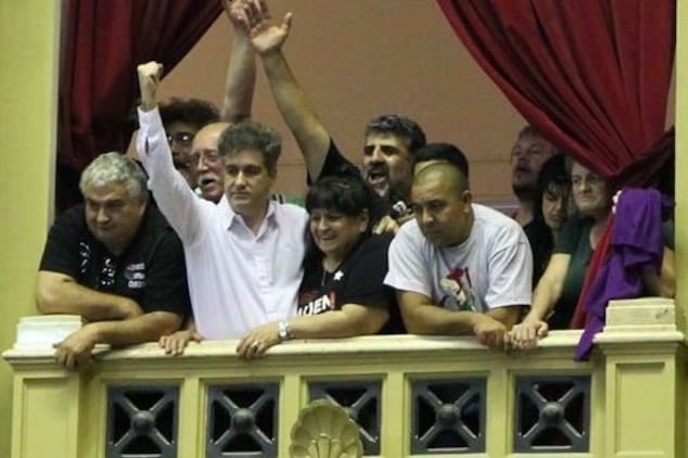 Federico Tonarelli, del Bauen, con el puño en alto y camisa blanca, el 30 de noviembre de 2016, cuando el Congreso aprobó la expropiación del hotel y antes del veto macrista a esa norma.