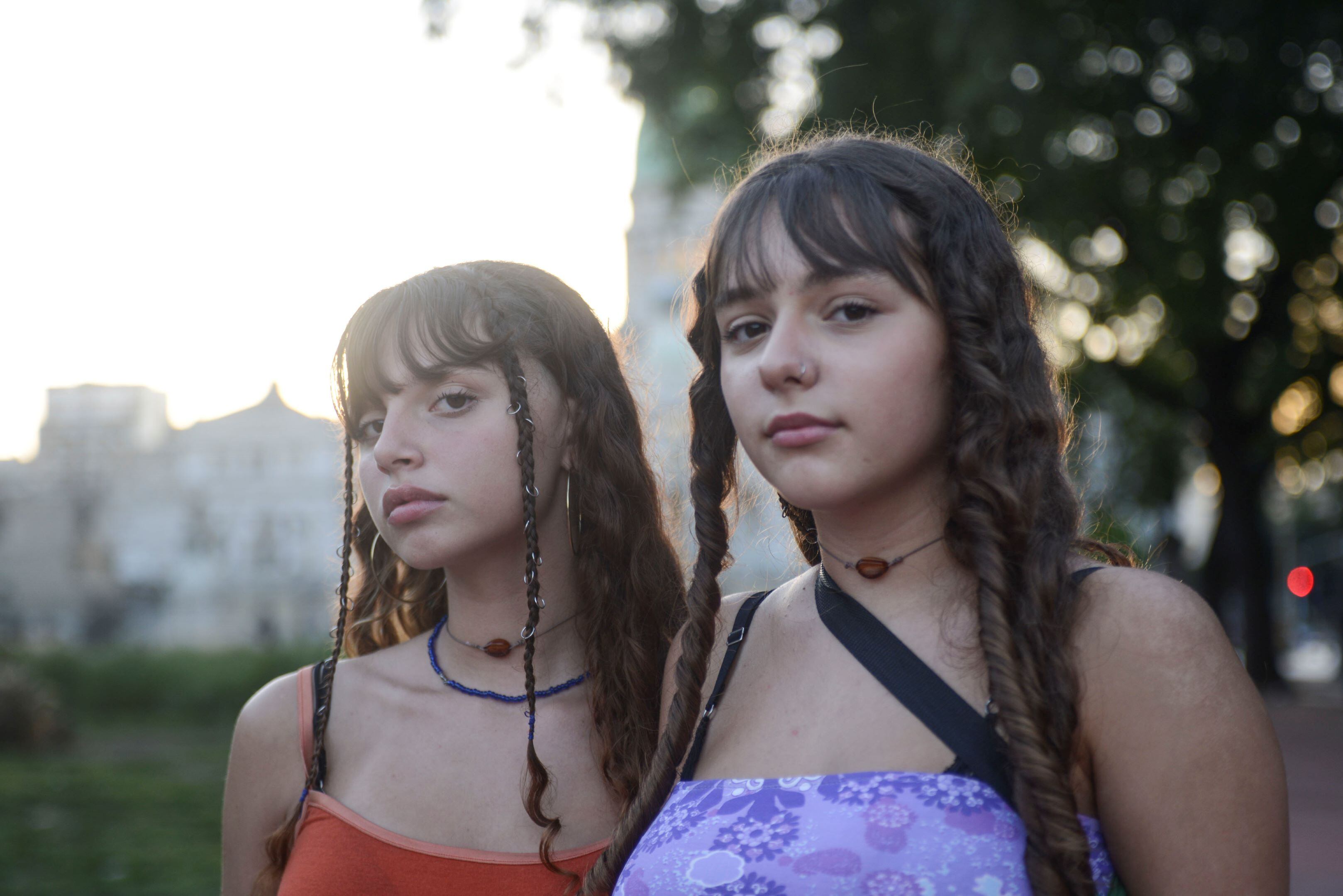 Violeta y Morena, crecieron al abrigo del movimiento transfeminista y siguen politizando sus vidas y cuerpos desde esa perspectiva.