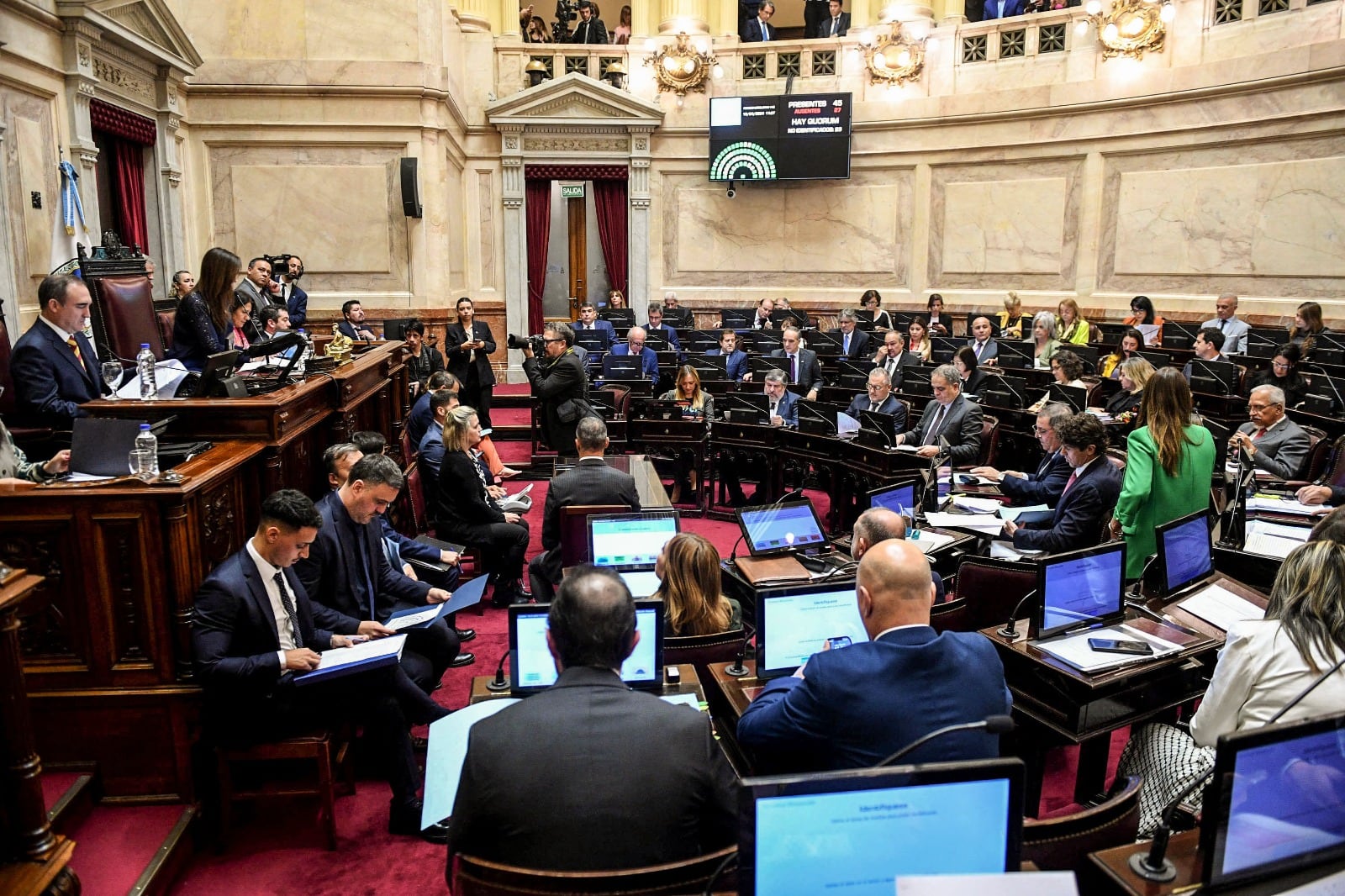 La resolución de la nueva dieta fue votada a mano alzada y sin debate.