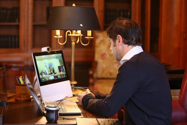 Kicillof, en diálogo por videoconferencia con Alberto Fernández, a comienzos de junio. 