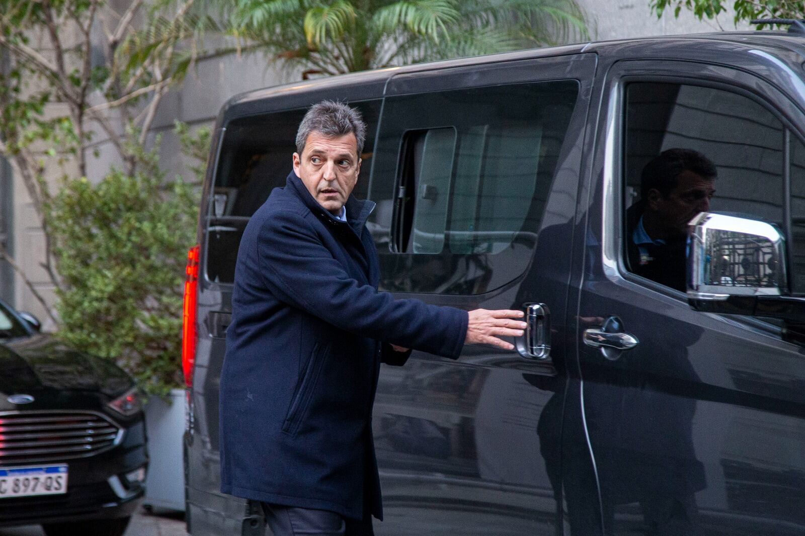 El ministro entrando a la camioneta que lo llevó de reunión en reunión