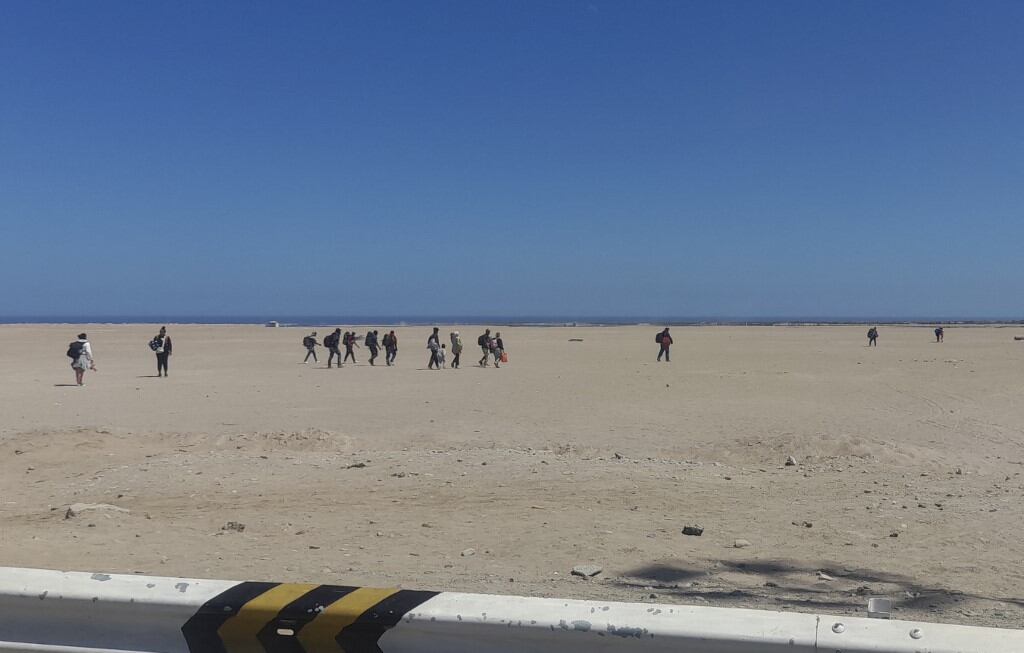 Un grupo de migrantes de Venezuela, Haití y Ecuador en la frontera entre Chile y Perú