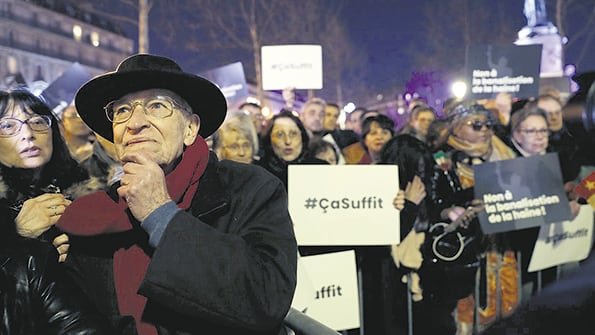 Miles de personas se manifiestan en contra del antisemitismo en la Plaza de la República.