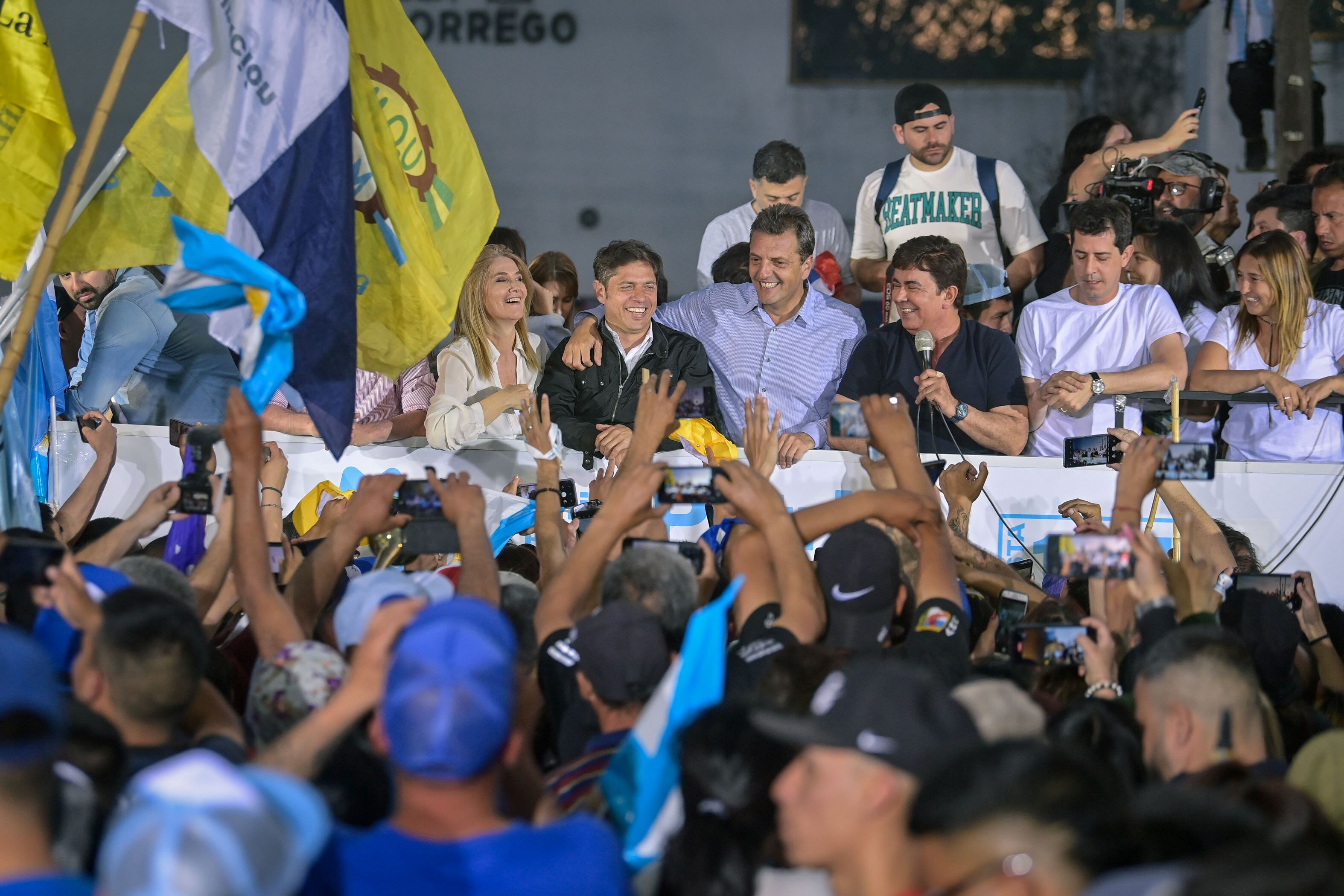 Massa junto a Kicillof, Magario, Espinoza y Wado, en el cierre de la carava del peronismo en La Matanza.