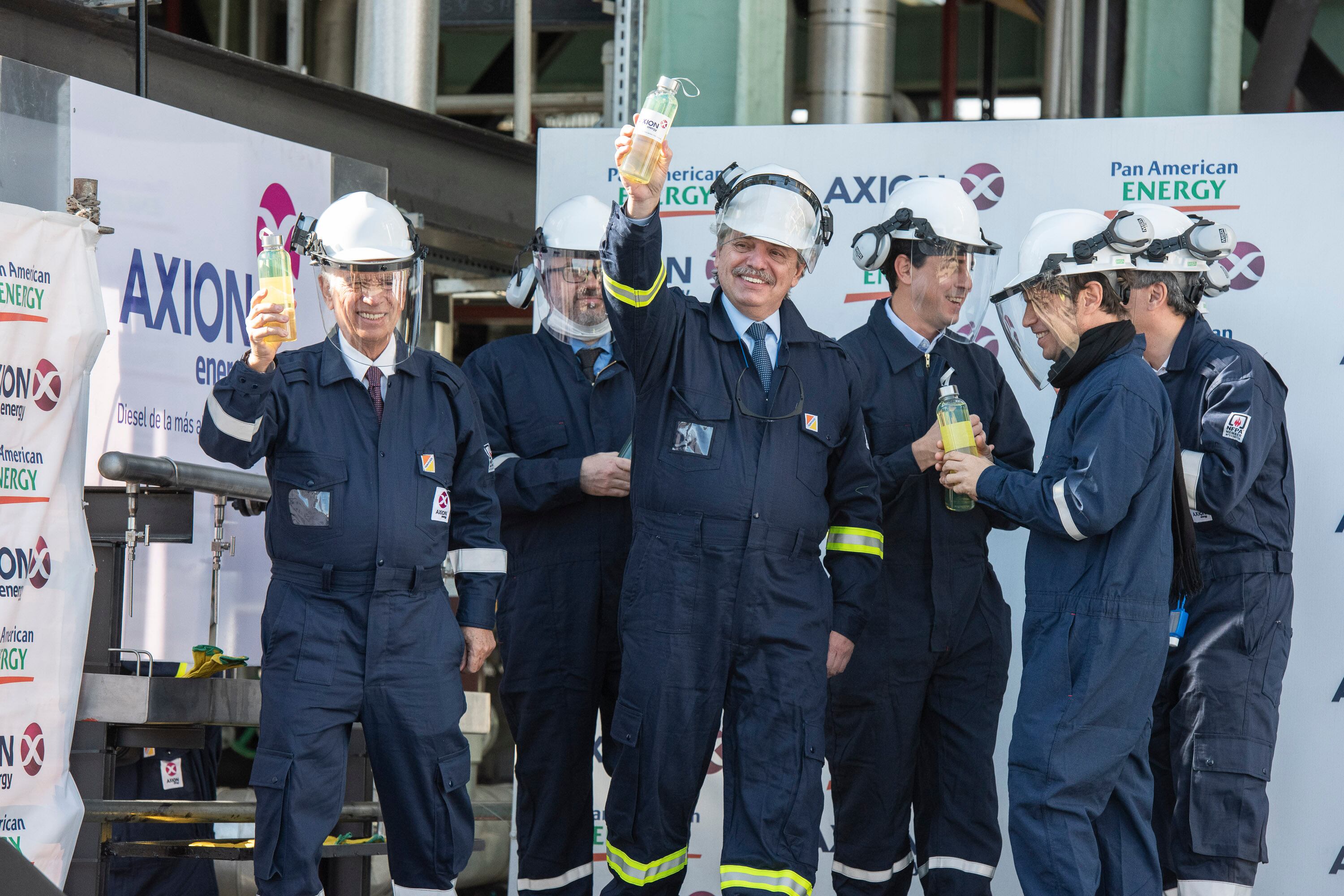 Fernández levanta una botella con diesel premium hecho en el país