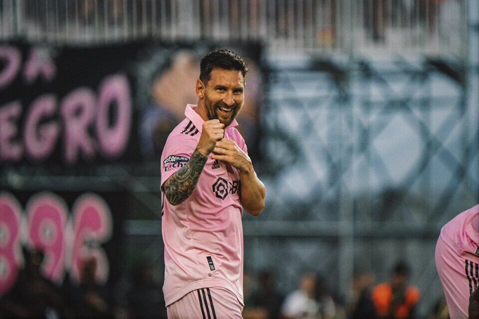 Messi juega de titular hoy en el Inter Miami.