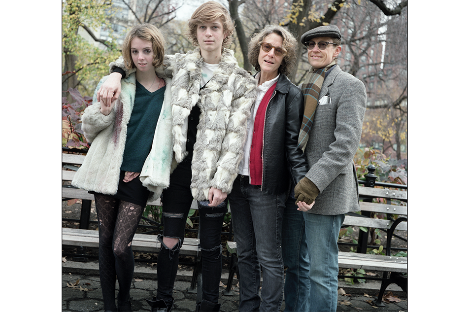 Liz y Wolfe con sus respectivas parejas, Penelope y Scout, en Union Square, a pocas calles de su casa en Manhattan, New York. EE.UU. 2010.