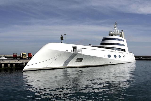 El "SY A" está amarrado en el puerto de Trieste.