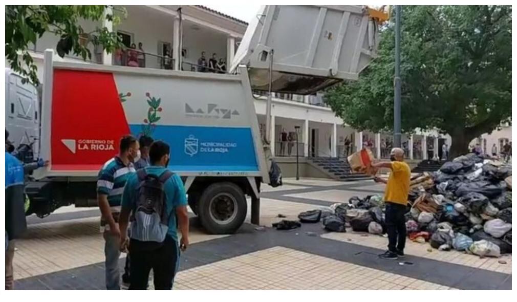 En señal de protesta trabajadorxs tiraron basura frente al municipio.