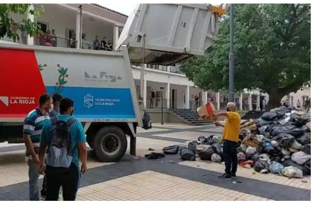 En señal de protesta trabajadorxs tiraron basura frente al municipio.