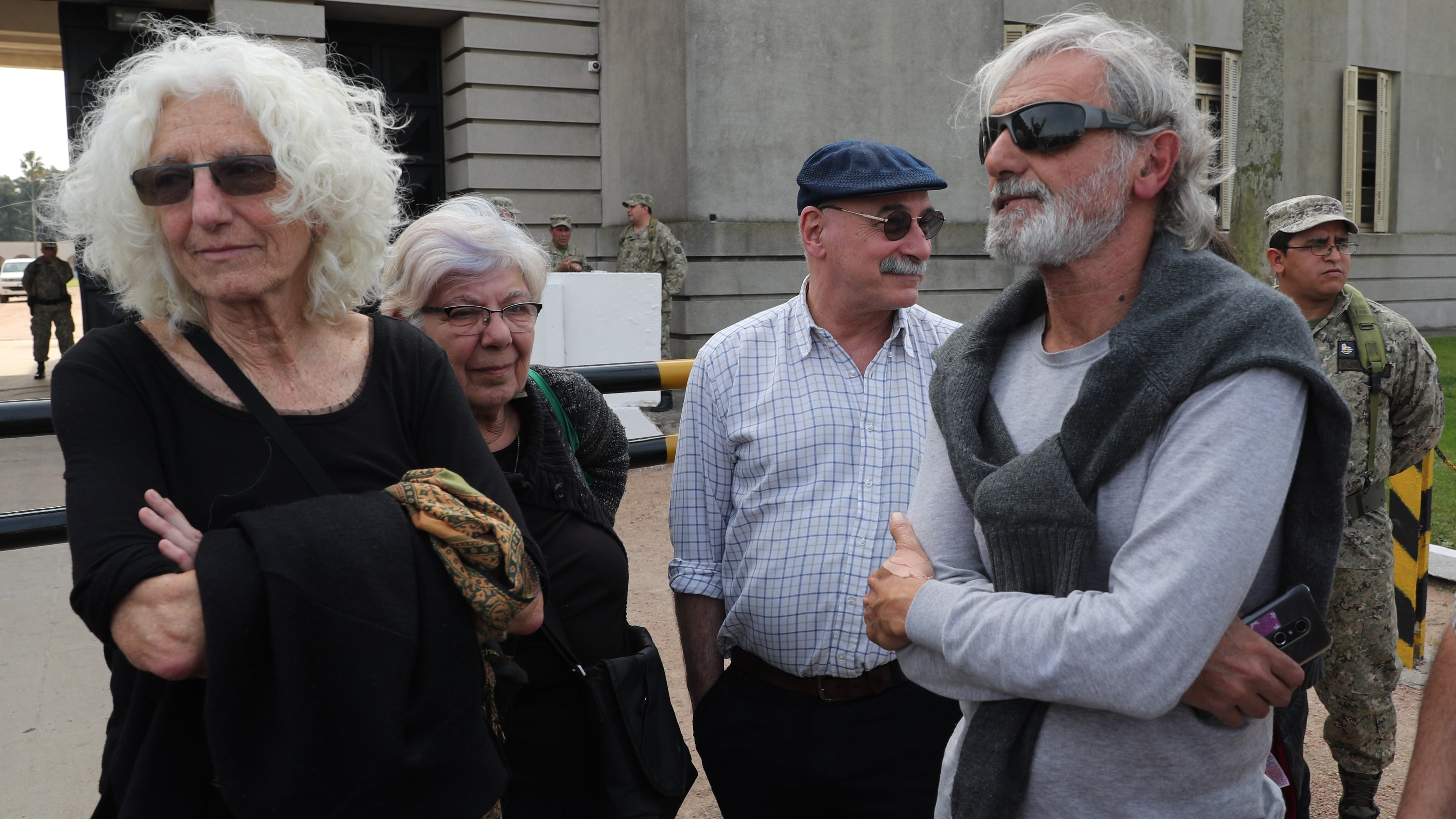 Familiares de desaparecidos llegan al predio militar donde se hallaron los restos humanos.