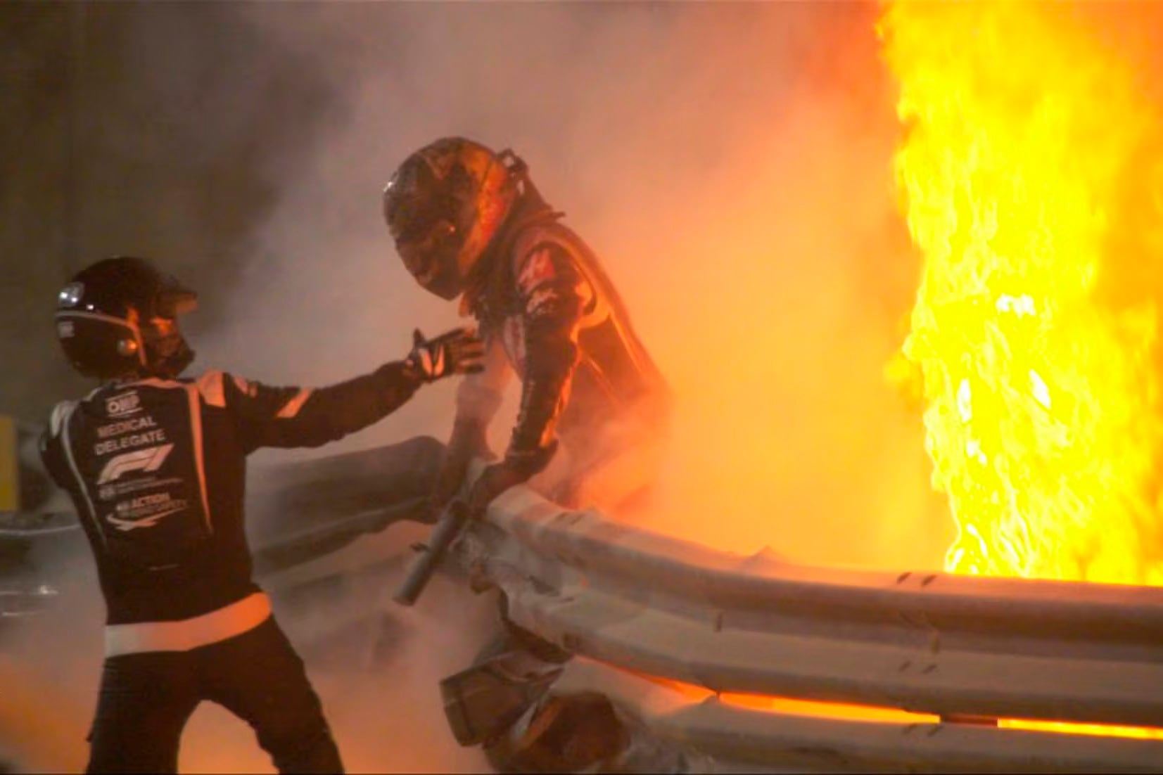 La imagen de Grosjean al escapar del fuego en Bahrein, hace cinco años