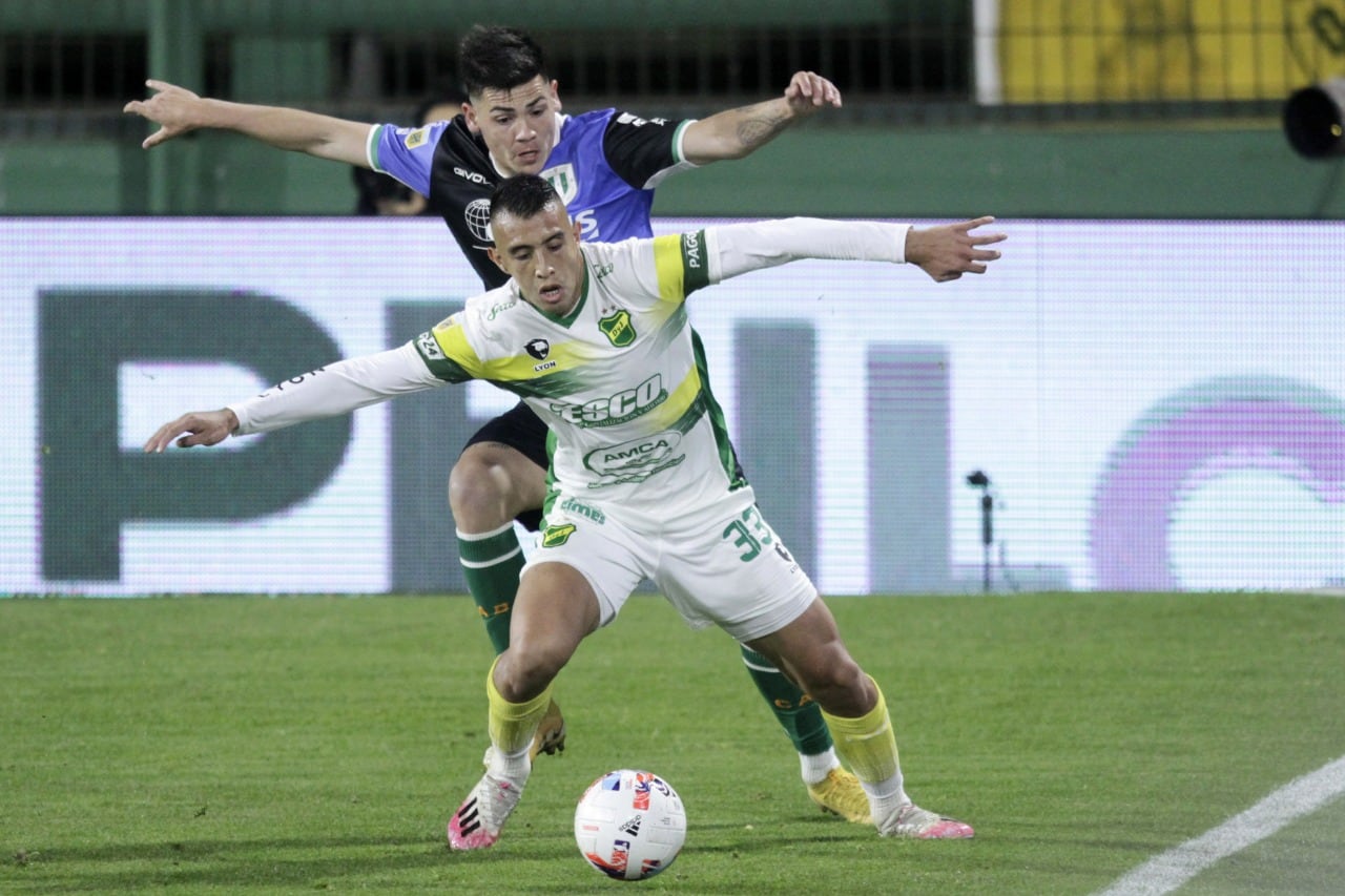 Rodrigo Contreras aguanta la pelota como puede