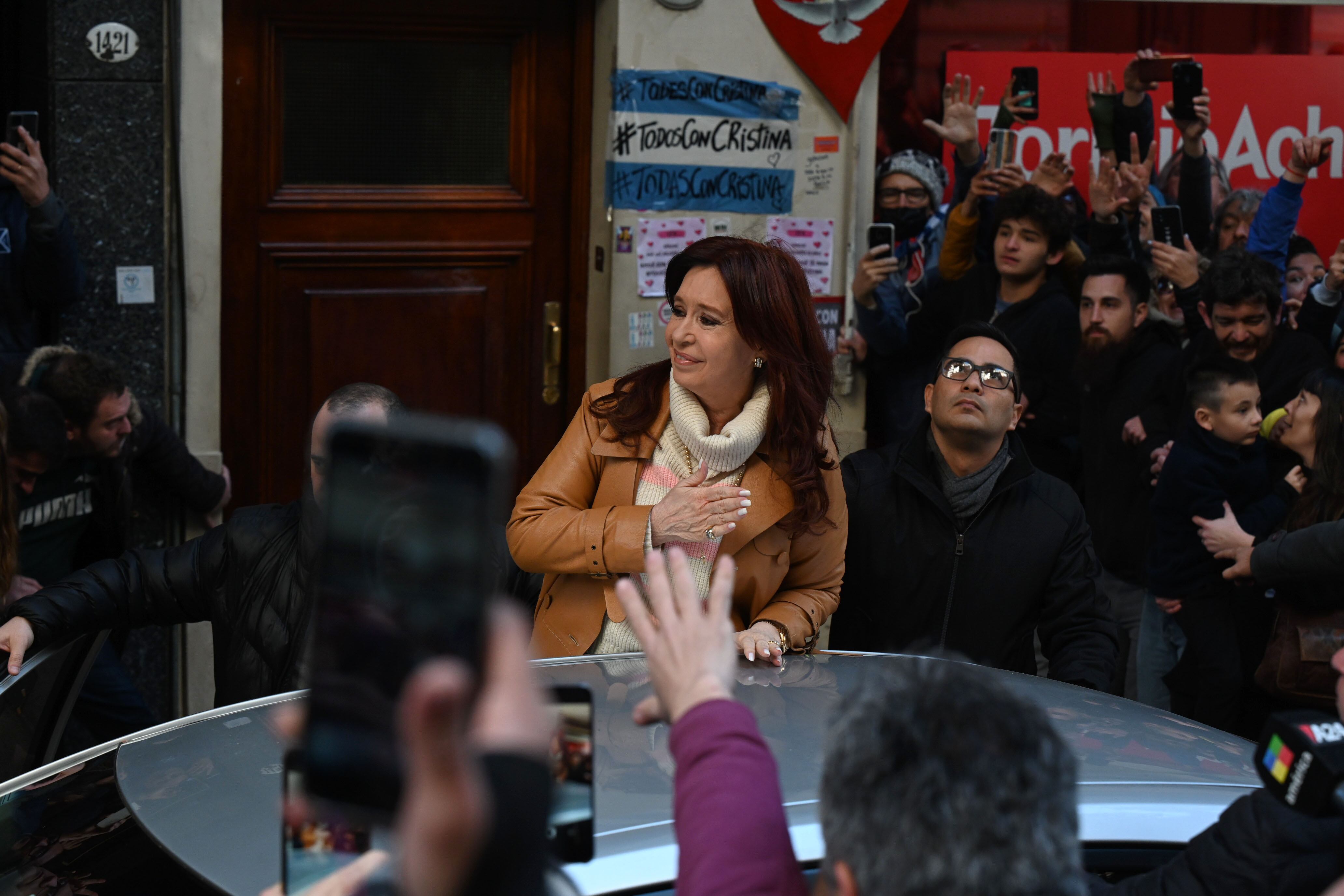 Cristina Kirchner saludó a los militantes que se encontraban en la puerta de su casa. 