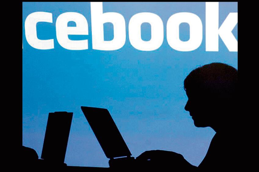 Durante varios meses la mujer posteó insultos y acusaciones falsas sobre su ex pareja y su mujer.