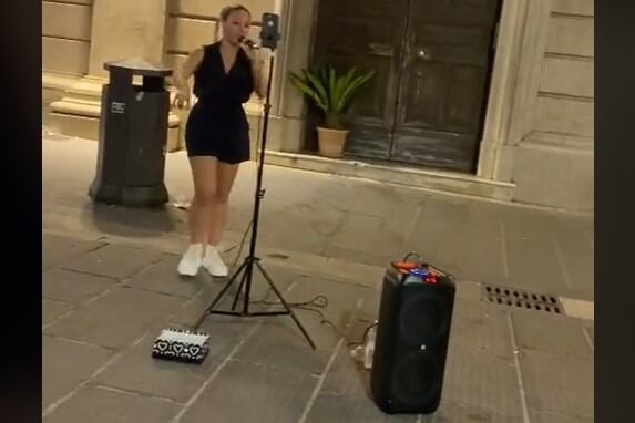 Naila Molina alegra las noches de Avellino, en Italia, al ritmo de la cumbia argentina. (Foto: captura de video)