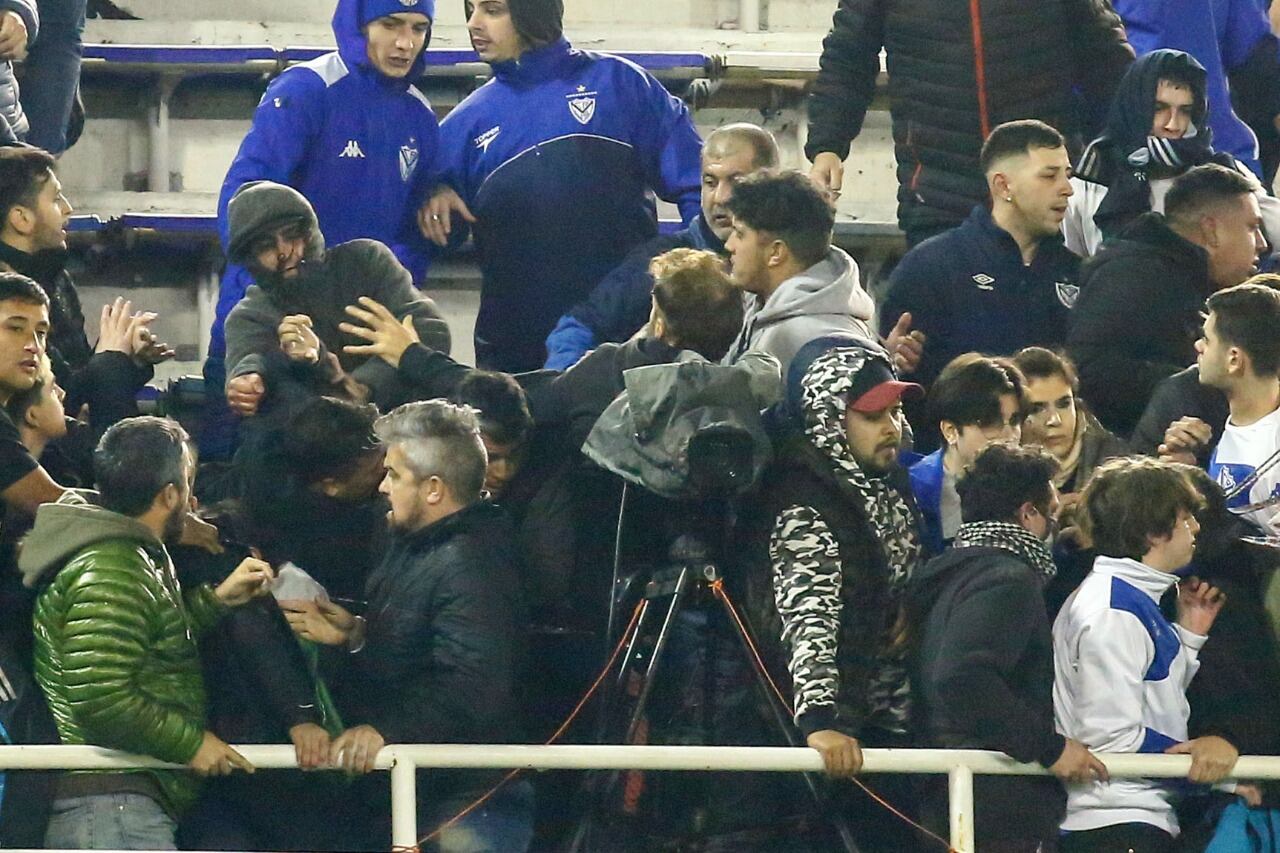 Agresión a hinchas de Talleres detectados en la platea de Vélez.