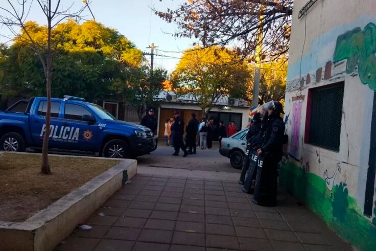 Policías en custodia del jardín tras los hechos de hace 15 días.