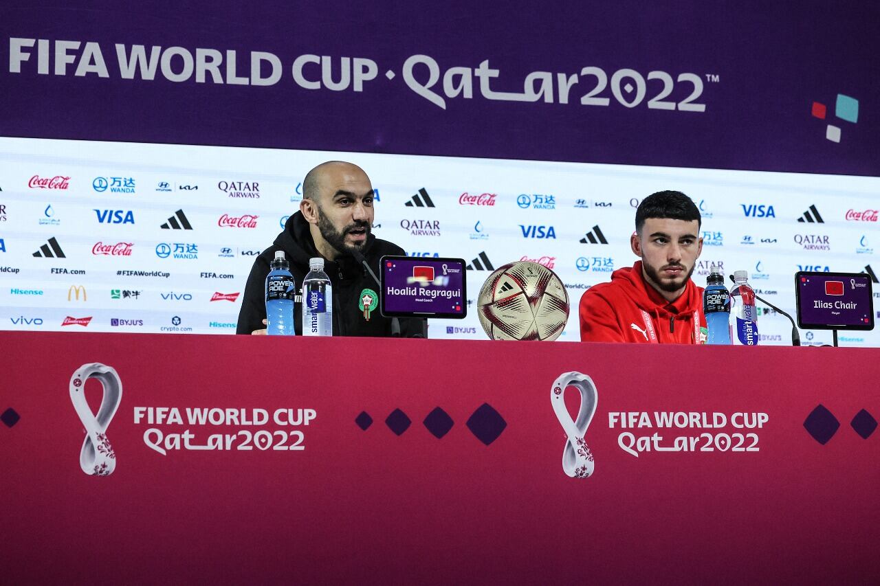 El DT de Marruecos, Walid Regragui, y el volante Ilias Chair en conferencia de prensa