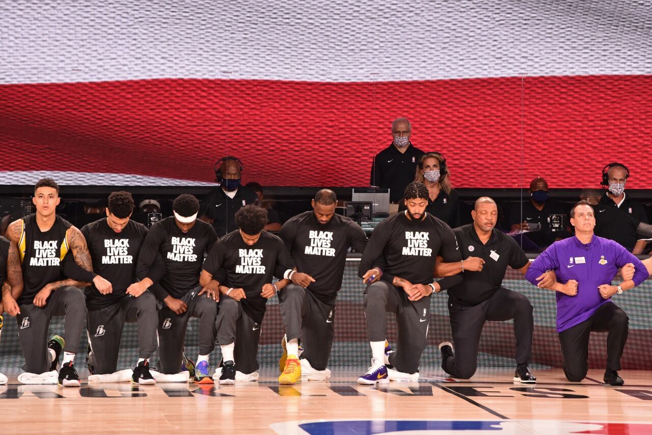 Los Lakers, rodilla en piso.