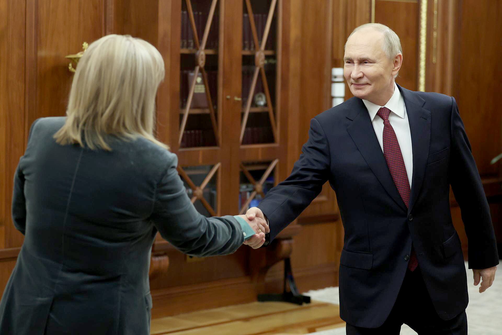 Vladimir Putin se reunió en Moscú con la presidenta de la Comisión Electoral Central, Ella Pamfilova