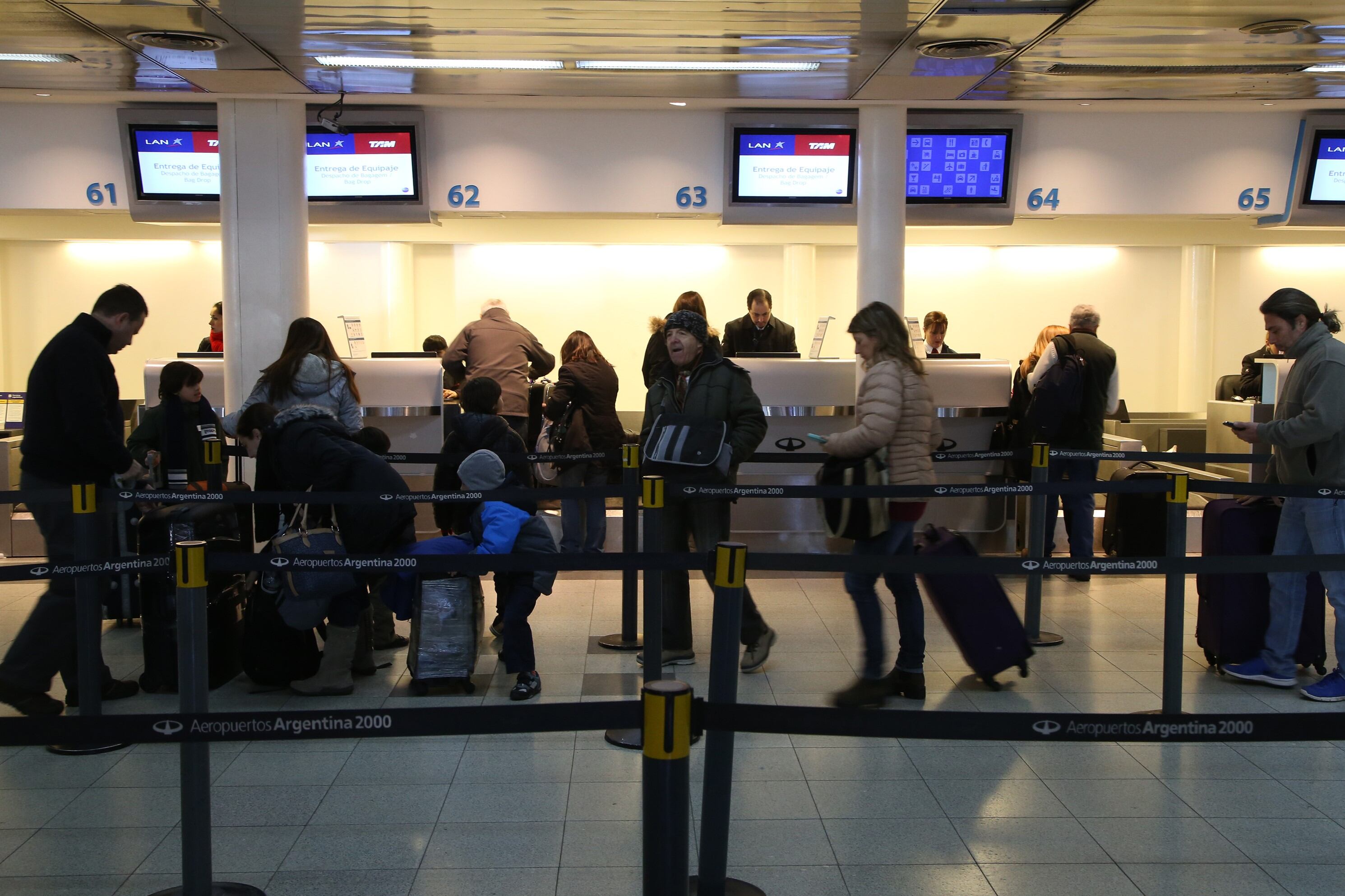 Casi 70% más de turistas viajaron al exterior en abril respecto de 2024 