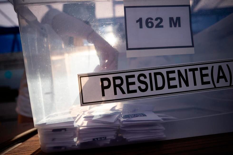 Los chilenos residentes en Argentina habilitados para votar este domingo pueden hacerlo en los consulados donde se armaron mesas de votación.