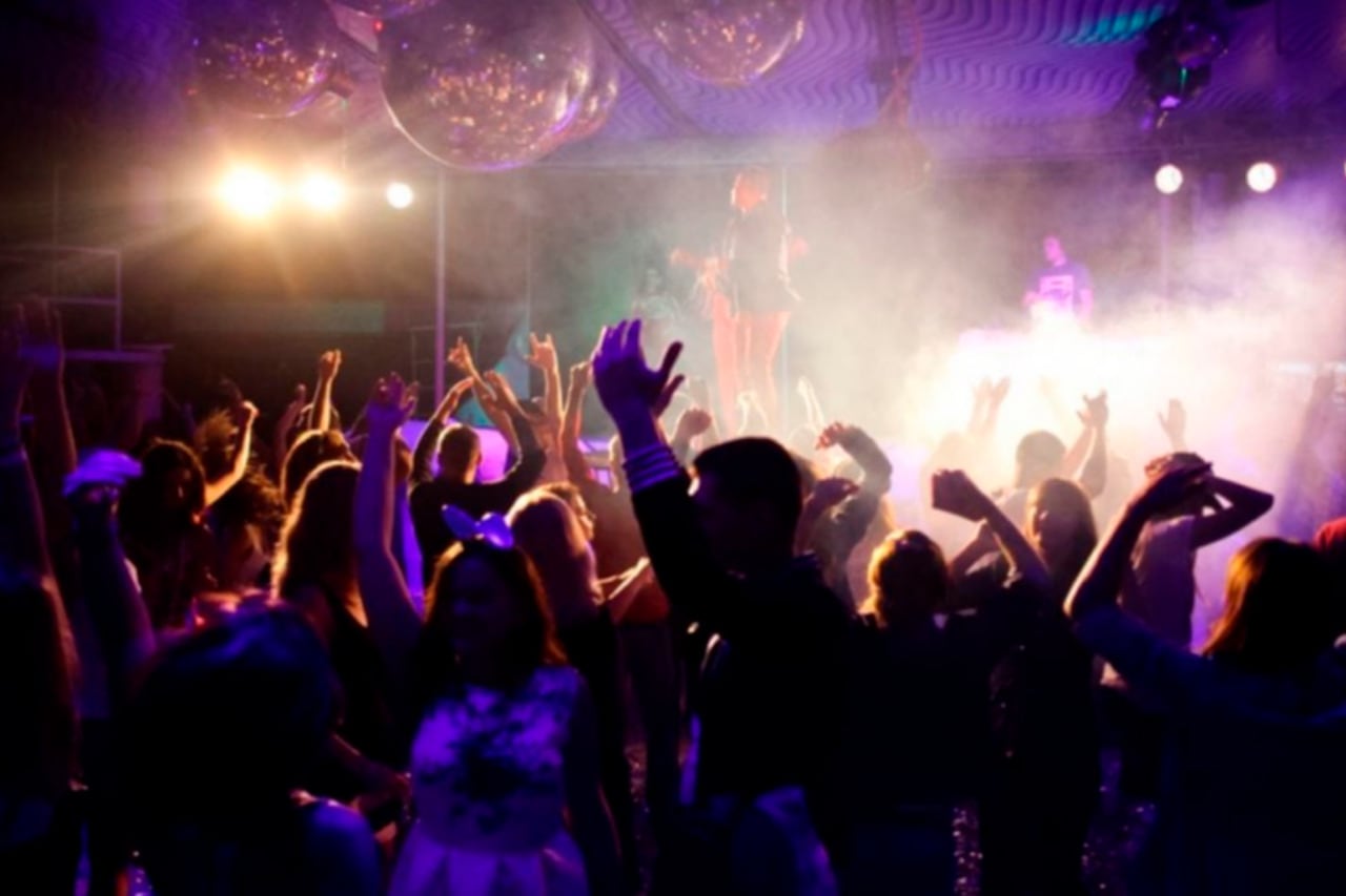 Ante la suba de contagios, el gobierno provincial tiene previsto reunirse con expertos epidemiológicos y evalúa implementar restricciones horarias y limitar ciertas actividades recreativas.