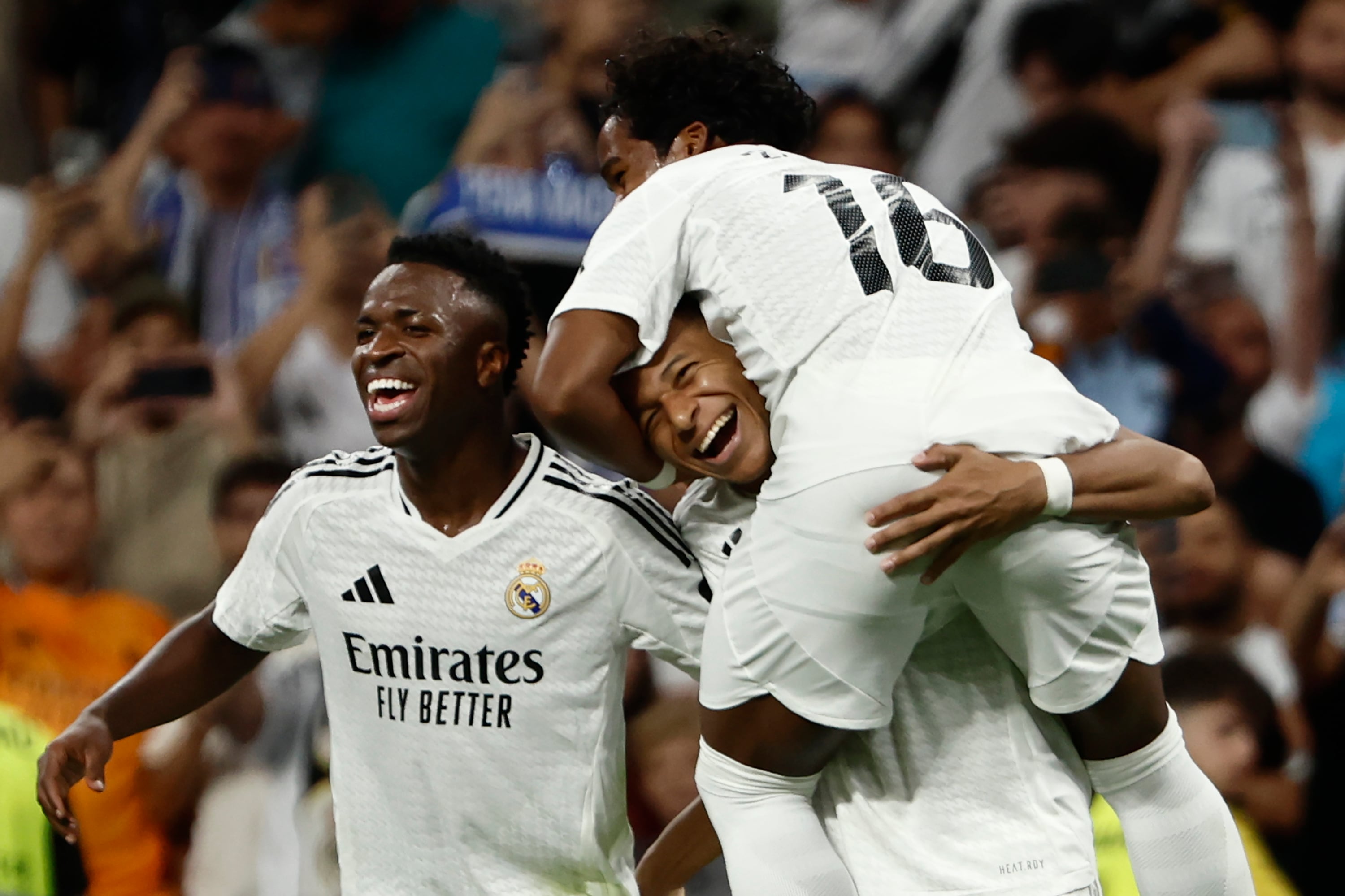 Vinicius, Mbappé y Endrick celebran uno de los goles del Madrid