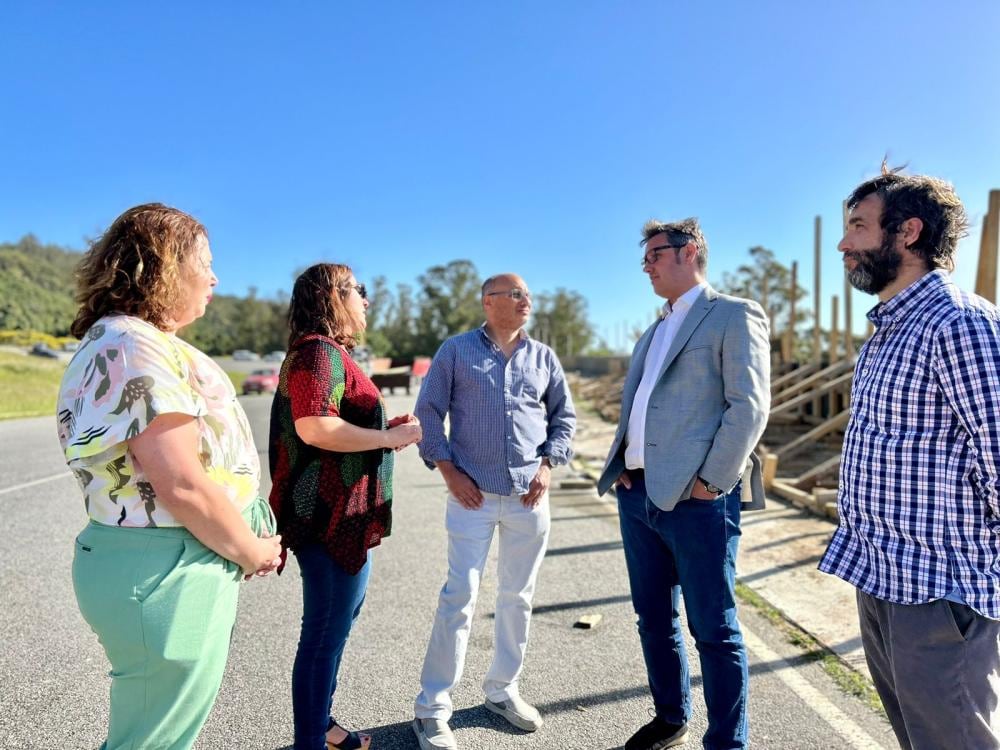 Funcionarios provinciales y locales durante la recorrida por el autódromo. 