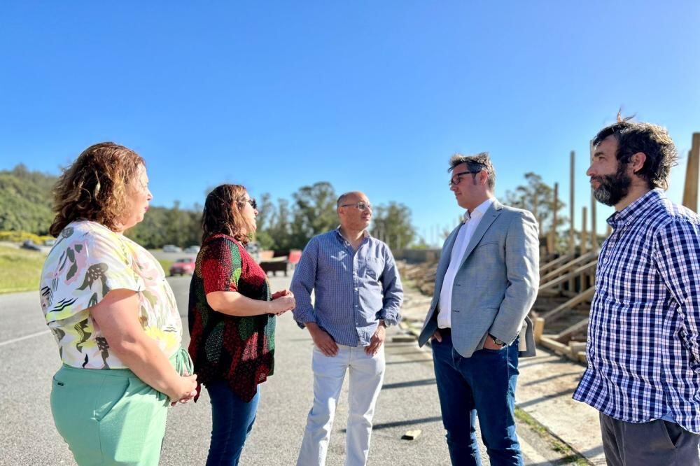 Funcionarios provinciales y locales durante la recorrida por el autódromo.