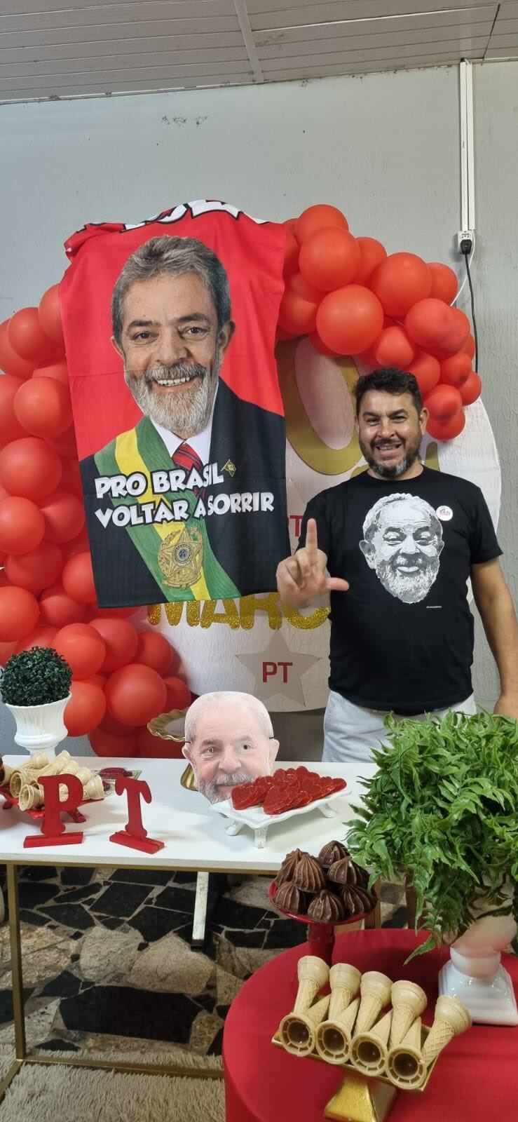 Marcelo Arruda festejando su cumpleaños este sábado. Foto compartida en la cuenta de Twitter de la diputada del PT Gleisi Hoffmann