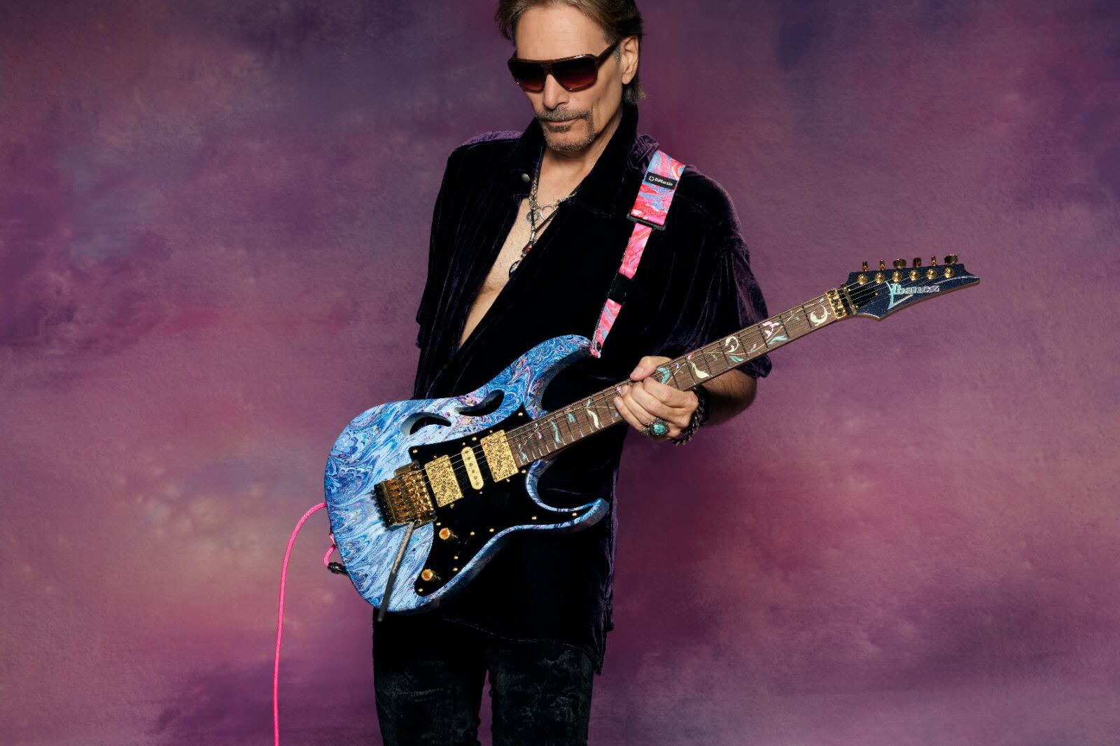 Steve Vai, un guitarrista virtuoso que en los comienzos de su carrera tocó con Frank Zappa.
