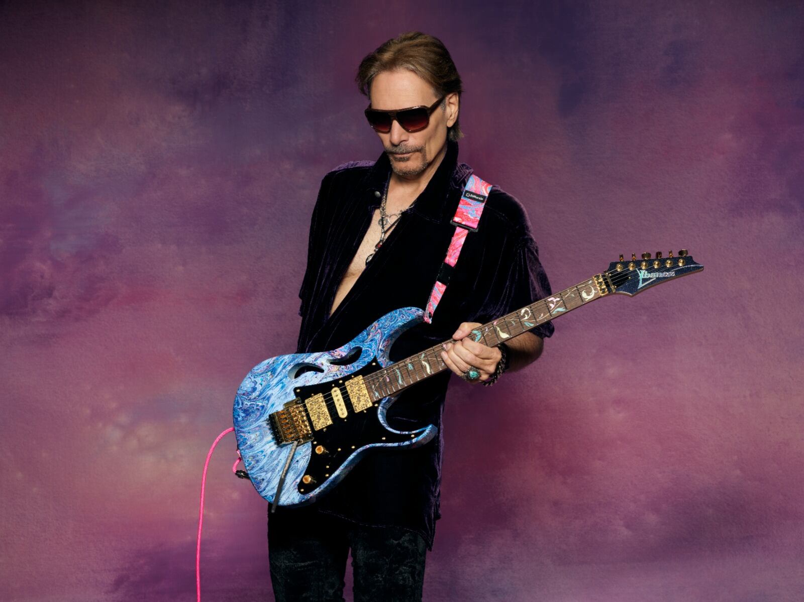 Steve Vai, un guitarrista virtuoso que en los comienzos de su carrera tocó con Frank Zappa.