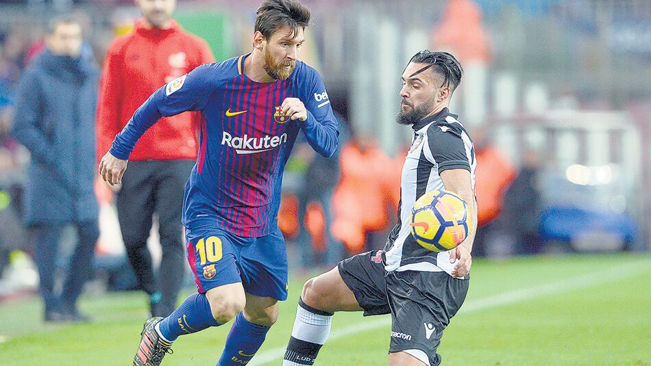 Messi maniobra ante un jugador del Levante. El rosarino abrió la cuenta en el triunfo de Barcelona.