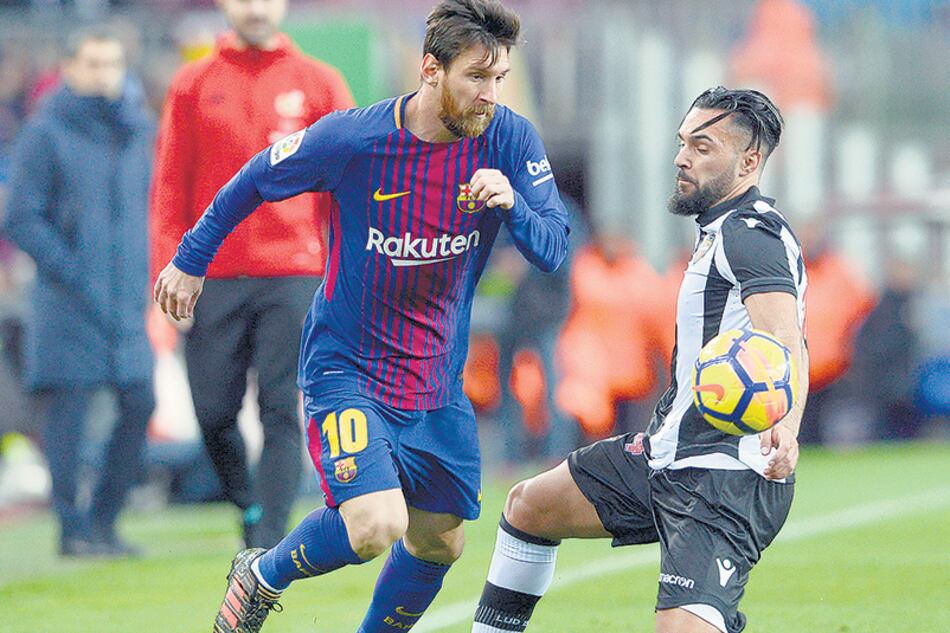 Messi maniobra ante un jugador del Levante. El rosarino abrió la cuenta en el triunfo de Barcelona.